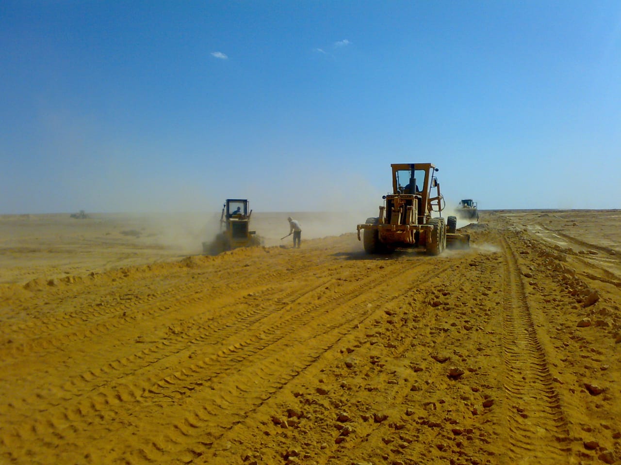 مشروع شق الطرق الترابية